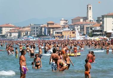 Turisti affollano le spiagge sanvincenzine e sotto il centro animato la sera   