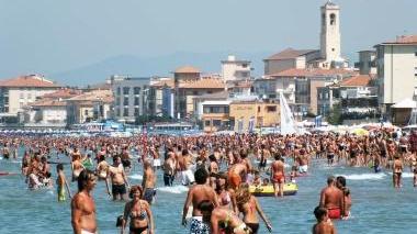 Turisti affollano le spiagge sanvincenzine e sotto il centro animato la sera