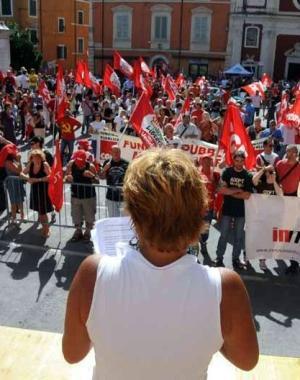 <b>IL PALCO. </b>Patrizia Bernieri parla dal palco in piazza Mercurio  