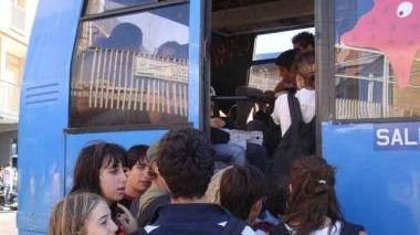 Studenti salgono sul bus all’uscita dalla scuola