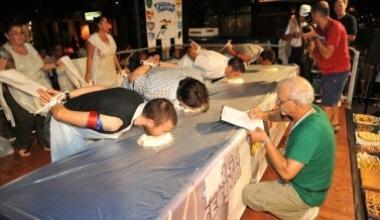 Torta Cecina, la gara dei mangiatori la vince il Ponte