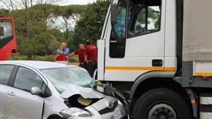 Scontro frontale con un camion Resta incastrata tra le lamiere