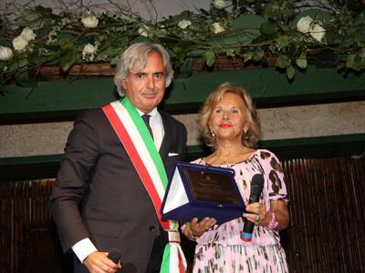 Il sindaco Umberto Buratti consegna la cittadinanza onoraria ad Anna Molinari