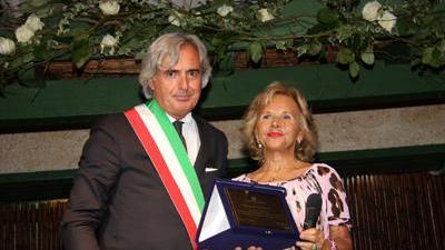 Il sindaco Umberto Buratti consegna la cittadinanza onoraria ad Anna Molinari
