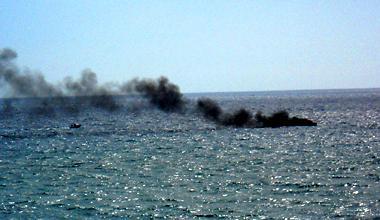 La barca in fiamme prima di colare a picco
