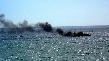 La barca in fiamme prima di colare a picco