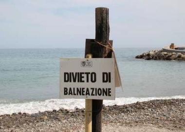 Un divieto di balneazione    