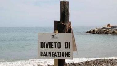 Un divieto di balneazione