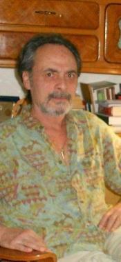 Lo scrittore Giorgio Esposito nel suo studio    