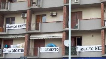 Striscioni contro il sindaco