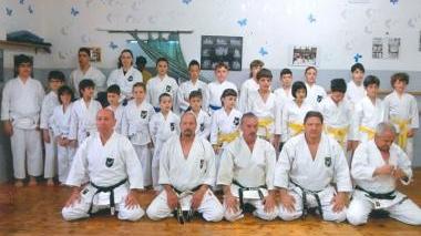 <b>GRUPPO.</b> Gli allievi insieme agli esaminatori