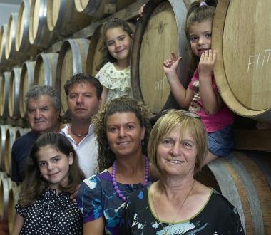 La famiglia Frollani nella cantina della Fattoria Casa di Terra      
