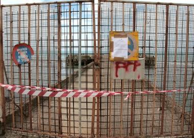 Il pontile Lamberti sbarrato dopo il crollo   