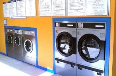 <b>LAVANDERIA.</b> Le lavanderie a gettoni fanno concorrenza a quelle tradizionali  