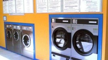 <b>LAVANDERIA.</b> Le lavanderie a gettoni fanno concorrenza a quelle tradizionali