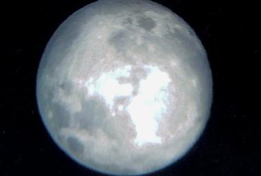 La luna vista dalla lente di un telescopio     