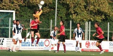 Il portiere biancobl&ugrave; Barbetta esce bene in area su unattaccante del Livorno 