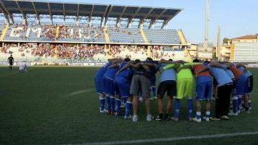 L’abbraccio fra giocatori, tecnici e sanitari azzurri in occasione della gara di Coppa contro la Sampdoria E’ una scena che ormai si ripete prima dell’inizio di ogni partita che gli azzurri giocano al Carlo Castellani