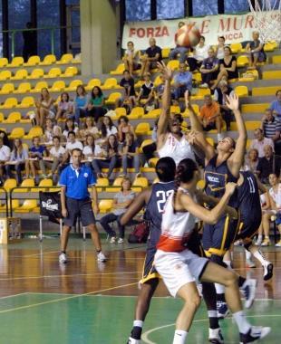Hampton in azione e il gruppo biancorosso (Vip) 