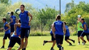Allenamento della Carrarese in vista del debutto in Prima divisione Nella foto in basso mister Sottili