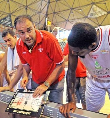 Timeout per coach Moretti che parla con i suoi ragazzi 
