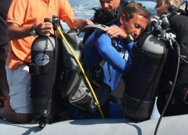 <b>IMMERSIONI.</b> Gianfranco Fini in tenuta da sub A destra una delle foto incriminate e pubblicate da Oggi 