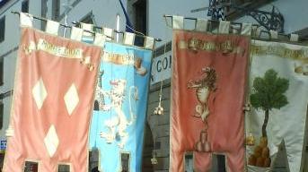 <b>IL PALIO. </b>E, a destra, i soccorsi al fantino caduto