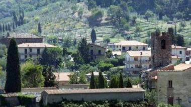 Un ceramista al lavoro e l’abitato di Bacchereto