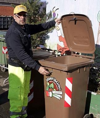 Un contenitore della raccolta differenziata      