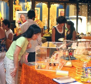 Alcuni dei resti preziosi esposti nel grande gompa del Lama Tzong Khapa 