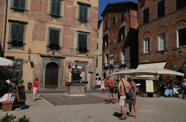 Turisti davanti a casa Puccini 