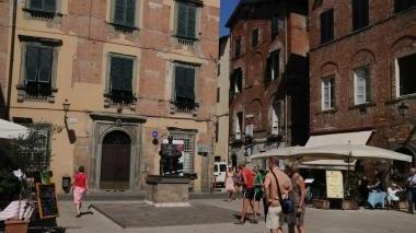 Turisti davanti a casa Puccini