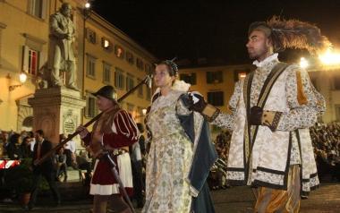 Sfilano al Corteggio i figuranti con le vesti medievali 