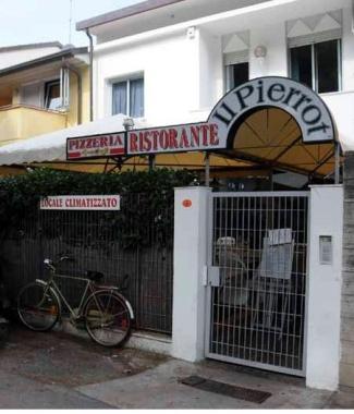 Luciano Bologna e il suo ristorante Il Pierrot a Marina