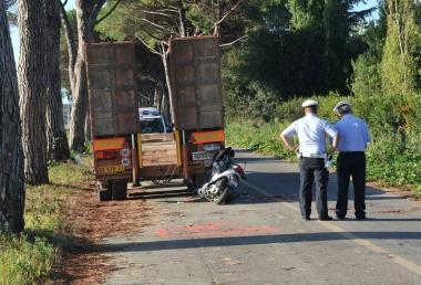 Il rimorchio in sosta lungo la strada su cui ha perso la vita il 17enne 