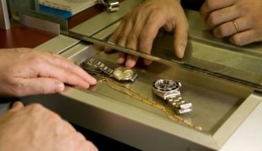 Boom dei Compro Oro, in tanti vendono i gioielli per arginare la crisi