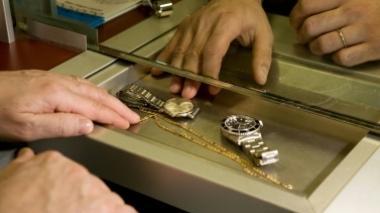 Boom dei Compro Oro, in tanti vendono i gioielli per arginare la crisi