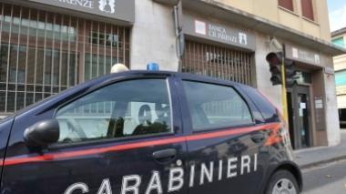 Armati di trincetto rapinano la filiale della Carifi a Navacchio: tremila euro il bottino