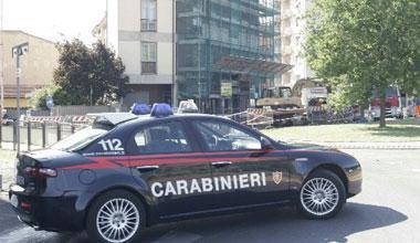 Giovane aggredisce zia, padre, carabinieri e fugge dai domiciliari