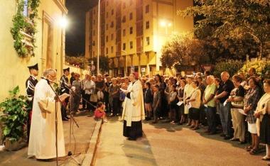 &nbsp;&nbsp;&nbsp;<b>A COTETO.</b> Il vescovo Giusti ha partecipato alla processione che mercoled&igrave; sera ha portato i parrocchiani &nbsp;&nbsp;&nbsp;dalla chiesa di S. Giovanni Bosco fino alledicola votiva mariana in via Toscana 