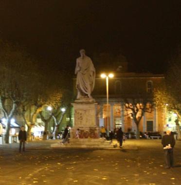 Piazza Venti &egrave; poco frequentata nelle ore serali  