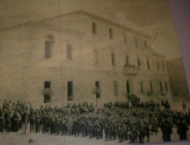 <b>FOTO RICORDO </b>Scattata 120 anni fa davanti al Municipio Domani lo scatto sar&agrave; ripetuto    
