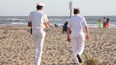 <b>SOCCORSI. </b>Militari in spiaggia in aiuto del 118