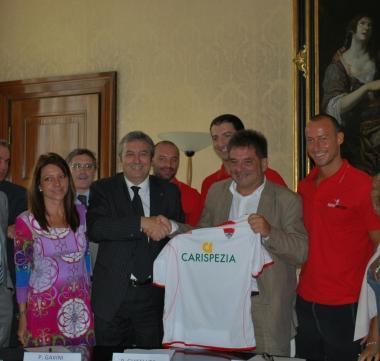 A destra lannuncio del nuovo sponsor della squadra di hockey di Sarzana; a sinistra la maglia con il logo della CariSpezia  