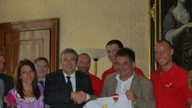 A destra l’annuncio del nuovo sponsor della squadra di hockey di Sarzana; a sinistra la maglia con il logo della CariSpezia