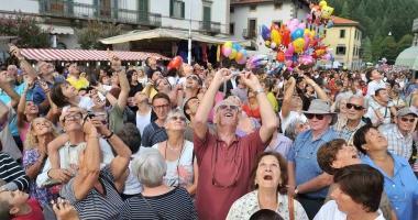 Turisti a bocca aperta e col naso allins&ugrave; guardano il pallone che si alza 