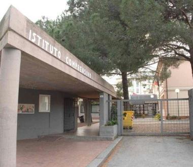 Lingresso della scuola media Pascoli a Portoferraio 