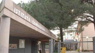 L’ingresso della scuola media Pascoli a Portoferraio