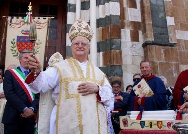 Il vescovo Simoni benedice i ceri 