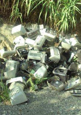 Computer abbandonati nel torrente Iolo 